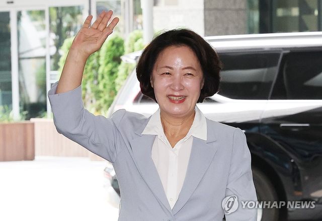 첫 출근하는 추미애 경기도지사