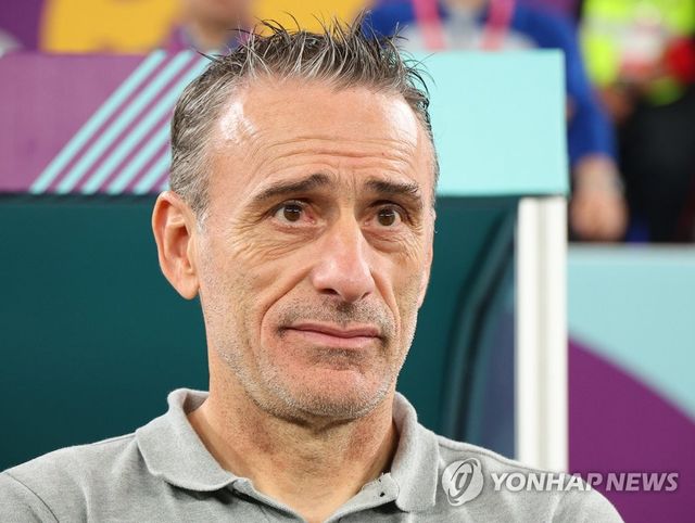 경기 시작 기다리는 벤투 감독