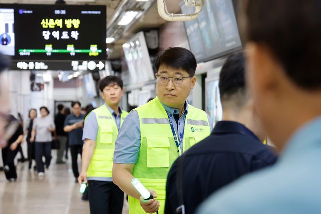 홍대입구역 일일 역장 맡은 김태균 서울교통공사 사장