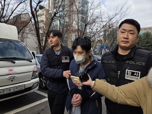 존속살해 혐의를 받는 이모(23)씨가 지난해 12월 15일 오전 서울남부지법에서 열린 구속 전 피의자 심문(영장실질심사)을 마치고 나오는 모습. [촬영 박수현 기자]