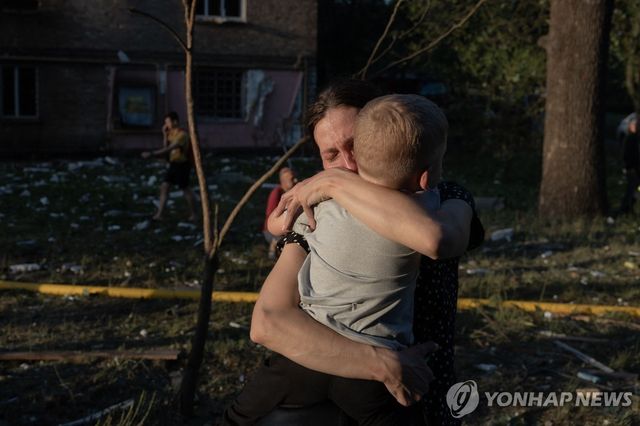 러시아 공격에 무너진 아파트…슬퍼하는 우크라이나 시민들