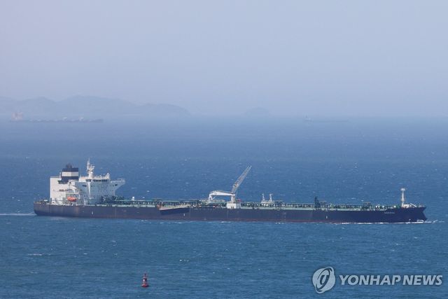 호르무즈 해협을 지나는 유조선