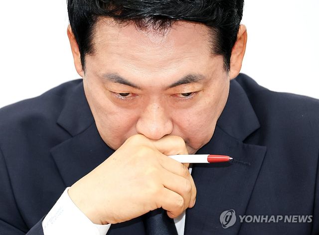 생각에 잠긴 국민의힘 장동혁 대표