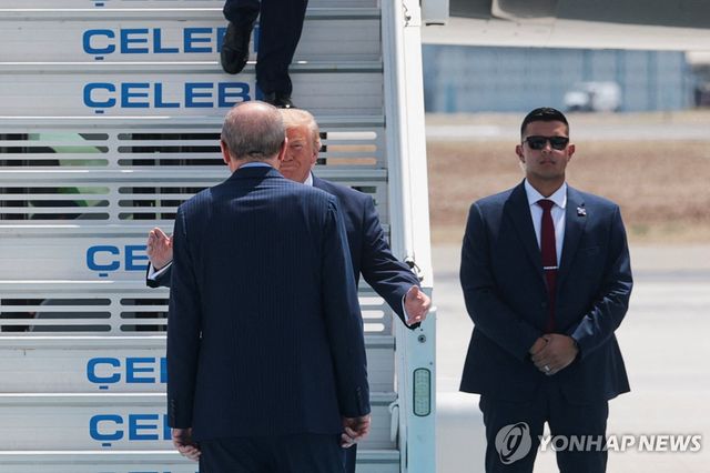 트럼프 미국 대통령을 직접 맞이하는 에르도안 튀르키예 대통령