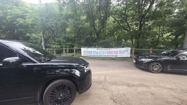 불법주차에 어렵사리 교행하는 양방향 통행 차량