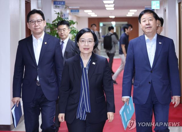 국무회의 입장하는 한성숙 국무총리