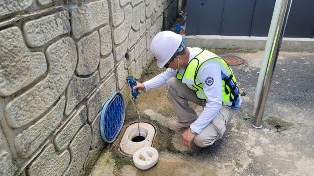 상수도 누수지점 확인하는 모습