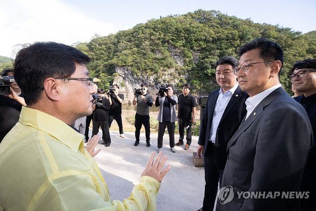 반구대 암각화 방문한 김성환 환경부 장관