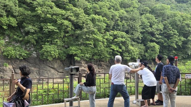 대곡리 반구대 암각화를 관람하는 방문객들