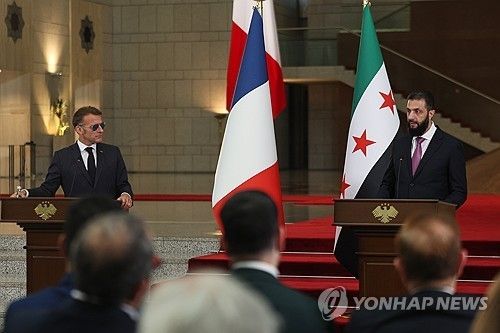 공동기자회견 하는 프랑스, 시리아 정상