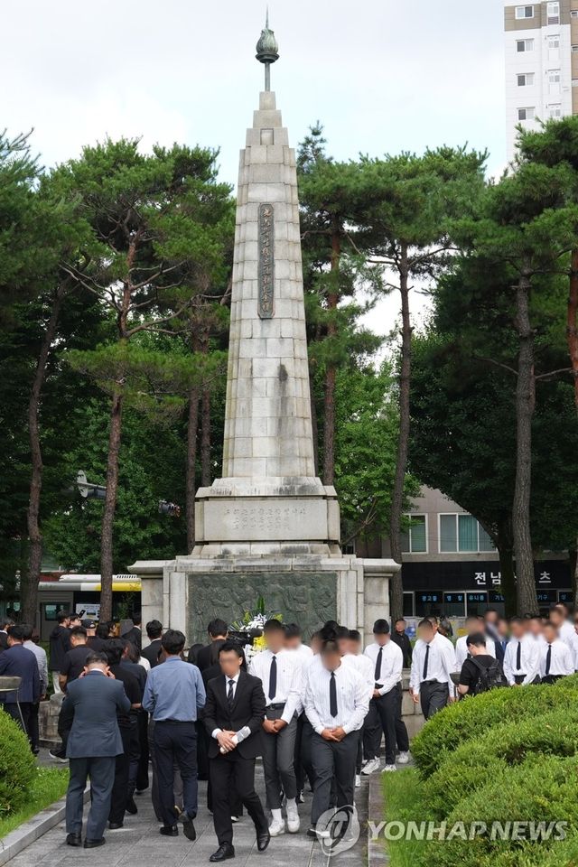 광주학생독립운동기념탑 참배하는 배재고 학생들