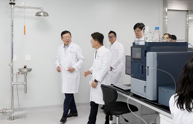신동빈 롯데 회장, 롯데바이오로직스 송도 1공장 첫 현장 점검