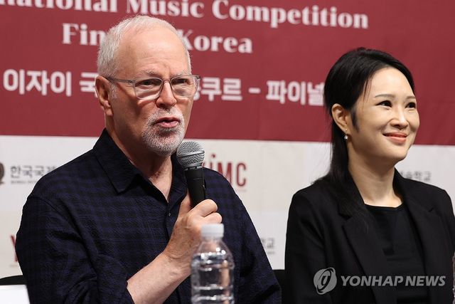 인사말하는 조엘 스밀노프 이자이 국제 음악 콩쿠르 심사위원장