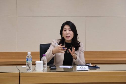 인터뷰하는 차미영 단장