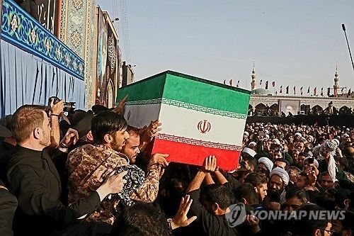 이란 중부 곰에서 열린 하메네이의 추모식