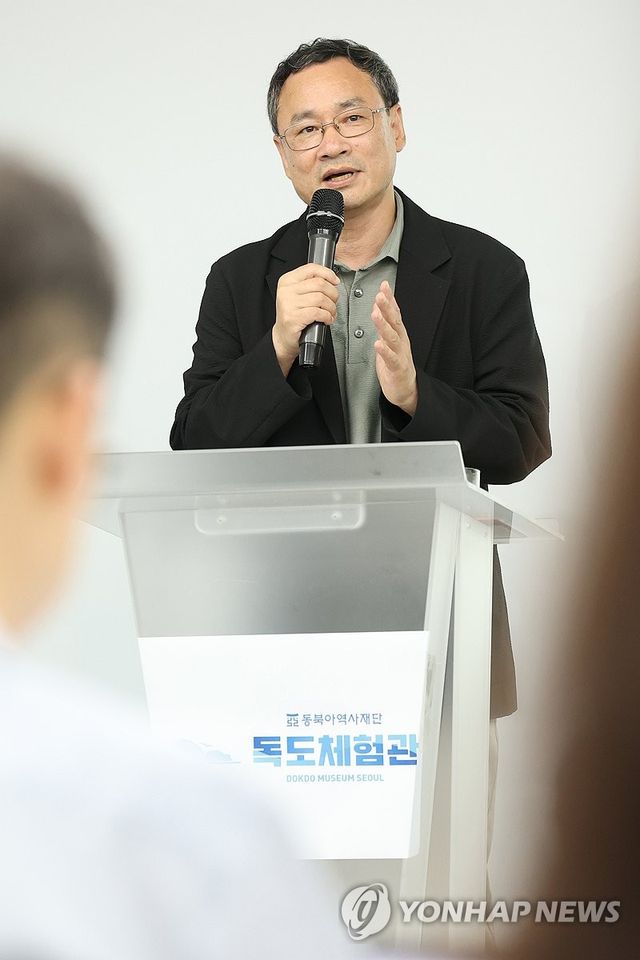 독도 자료 기증한 전갑생 교수