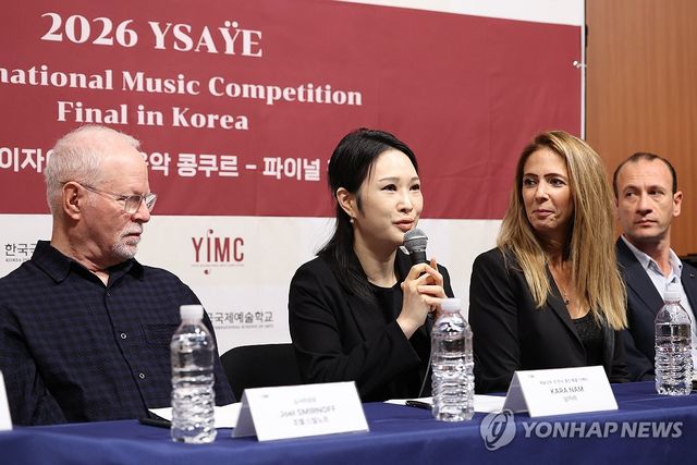 인사말하는 남카라 예술감독