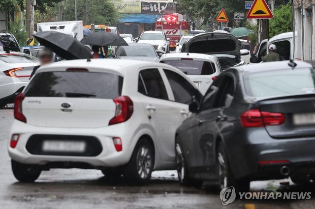 폭우로 뒤엉킨 침수차량
