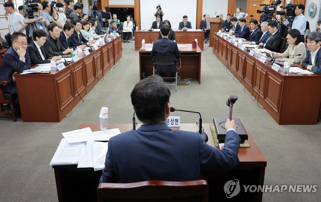 의사봉 두드리는 윤상현 선관위 국조특위 위원장