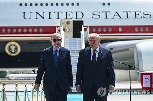 튀르키예에 도착해 튀르키예 대통령의 영접을 받은 트럼프(오른쪽)