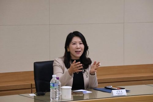 인터뷰하는 차미영 단장