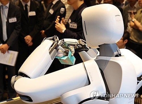 상자 열며 마우스 집어넣는 로봇