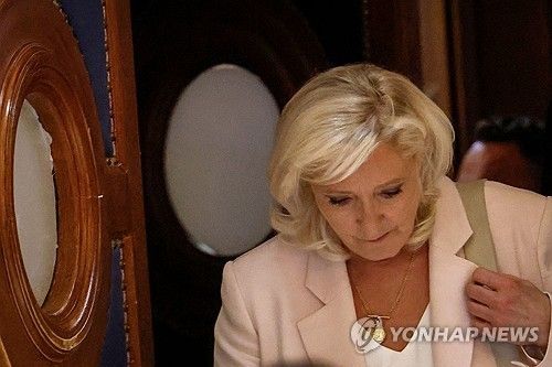 프랑스 극우 유력 대권 주자 마린 르펜이 법정을 떠나고 있다.