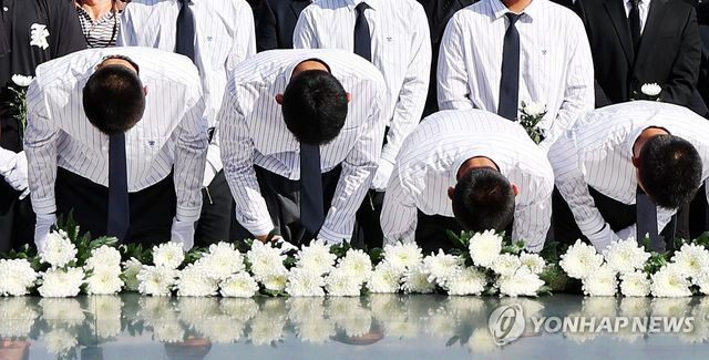 참배하는 배재고 야구부