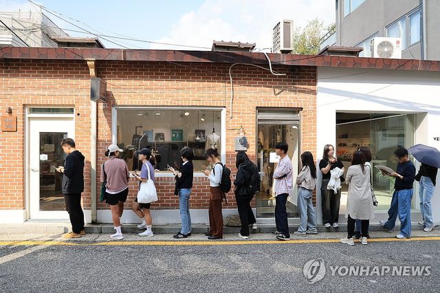 '한강책방' 책방오늘도 오픈런 행렬