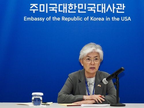 특파원 간담회하는 강경화 대사