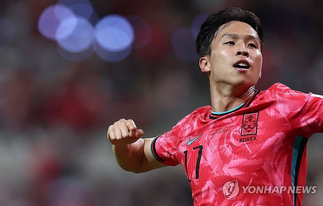 세리머니하는 엄지성