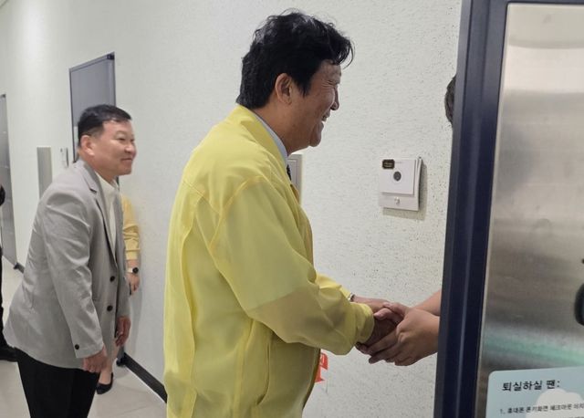 임시주거시설 찾은 손배찬 파주시장