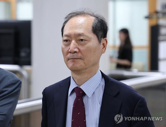 법정 향하는 이완규 전 법제처장