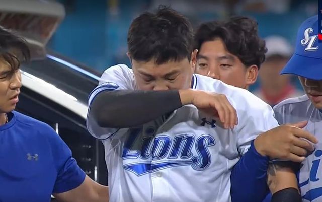 부축받고 더그아웃으로 향하는 삼성 류지혁