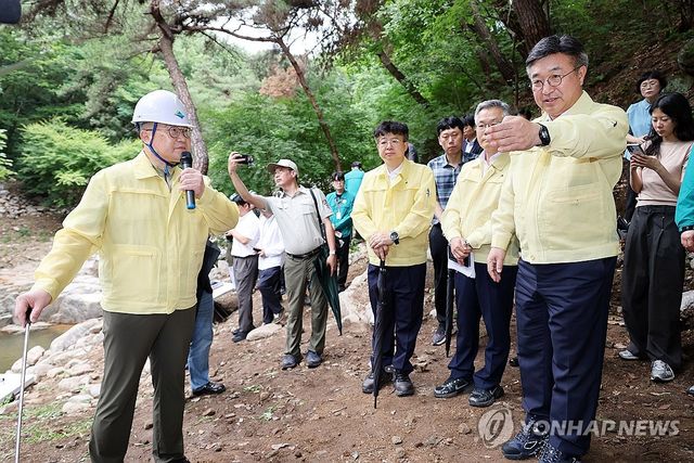 윤호중 장관, 하천-계곡 불법시설 정비 현장 점검