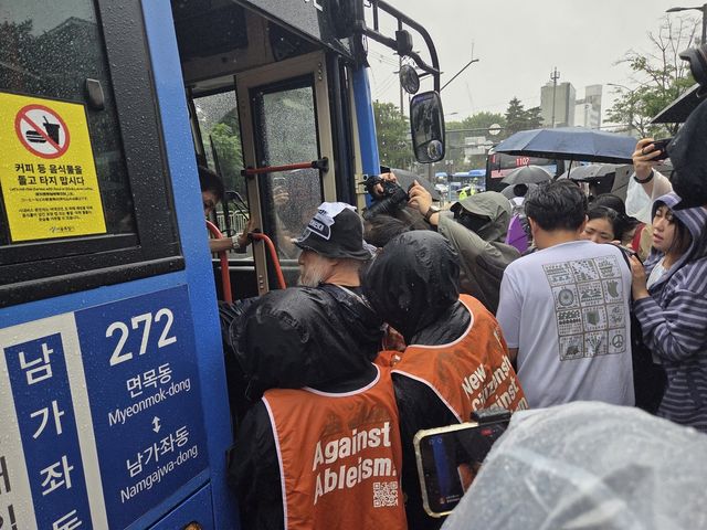 전장연 '출근길 버스 탑시다' 2차