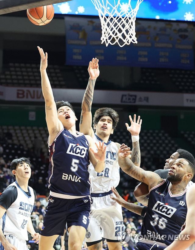 슛하는 김동현