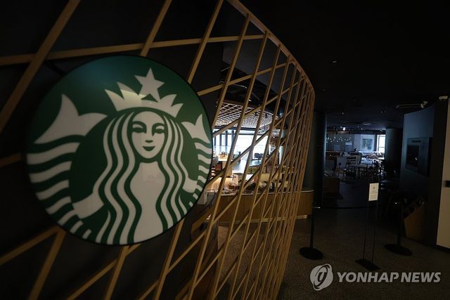 (서울=연합뉴스) 서대연 기자 = 스타벅스코리아가 전 매장 조기 영업종료 후 임직원 대상 역사인식ㆍ사회적 감수성 교육을 진행한다고 밝힌 22일 서울 시내 한 스타벅스 매장 불이 꺼져있다. 스타벅스코리아가 영업을 조기 종료하는 것은 지난 1999년 국내 1호점인 이대점을 개점한 이래 처음이다. 2026.6.22 dwise@yna.co.kr