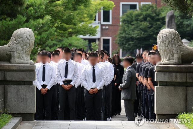 광주학생독립운동기념탑 참배하는 배재고 학생들