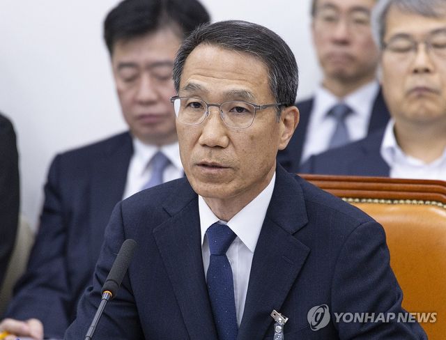 의원 질의 답하는 유재성 경찰청장 직무 대행