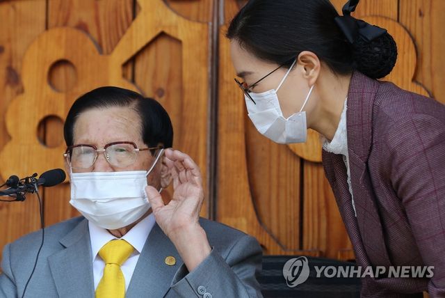 관계자 통해 취재진 질문 듣는 이만희