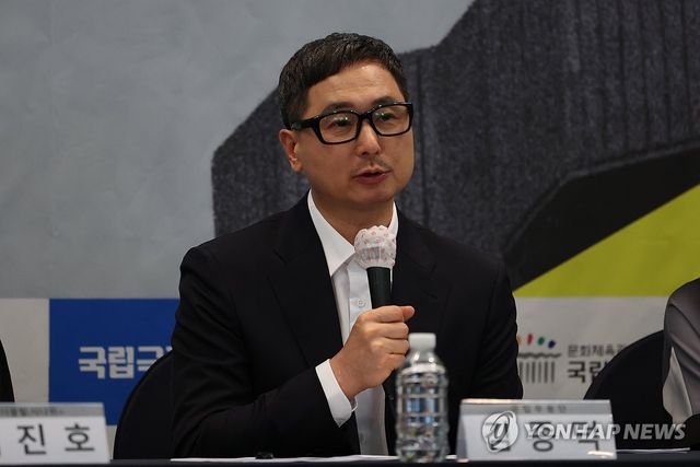 인사말하는 김종덕 국립무용단 단장