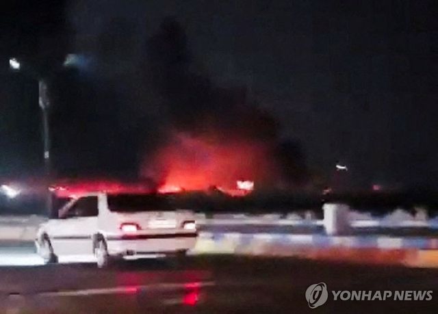 이란 남부 반다르아바스에 대한 미군의 공습 순간.