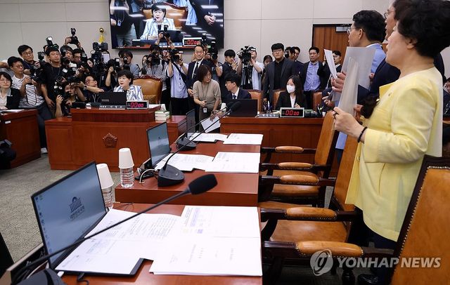 법사위 항의받는 서영교 위원장