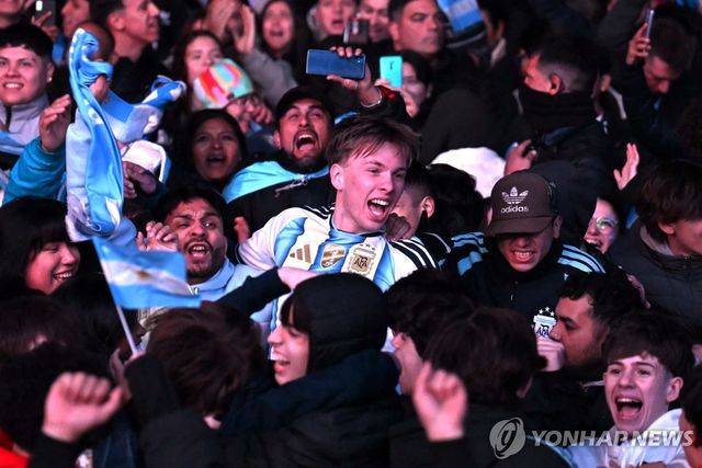 흥분한 아르헨티나 부에노스아이레스 시민들