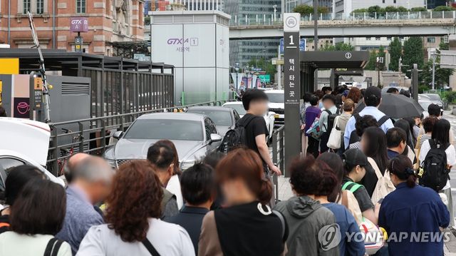 서울역 앞 택시승강장에 줄 선 시민들