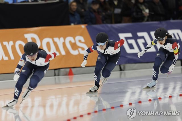 2024년 2월 ISU 월드컵 시리즈에서 팀 스프린트 종목을 펼치는 한국 여자 선수들