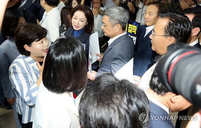 국민의힘 항의 속 법사위 회의실 향하는 서영교 위원장