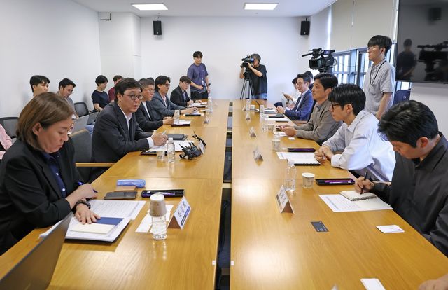 최휘영 문화체육관광부 장관, 음악산업 생태계 강화를 위한 현장간담회