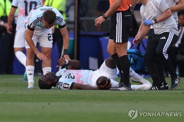 미국과의 16강전에서 무릎 부상으로 쓰러진 오나나